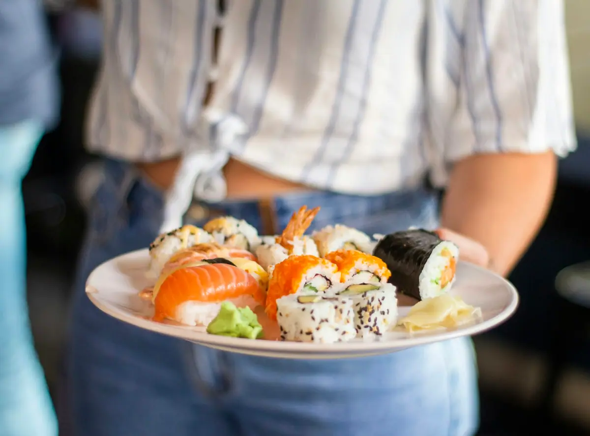 Một đĩa gồm nhiều loại nigiri và sushi cuộn
