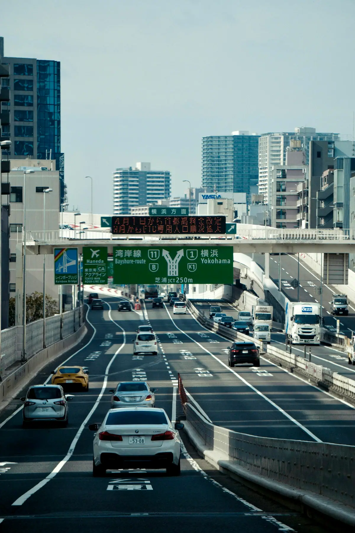 Autos auf einer erhöhten Autobahn in Tokio