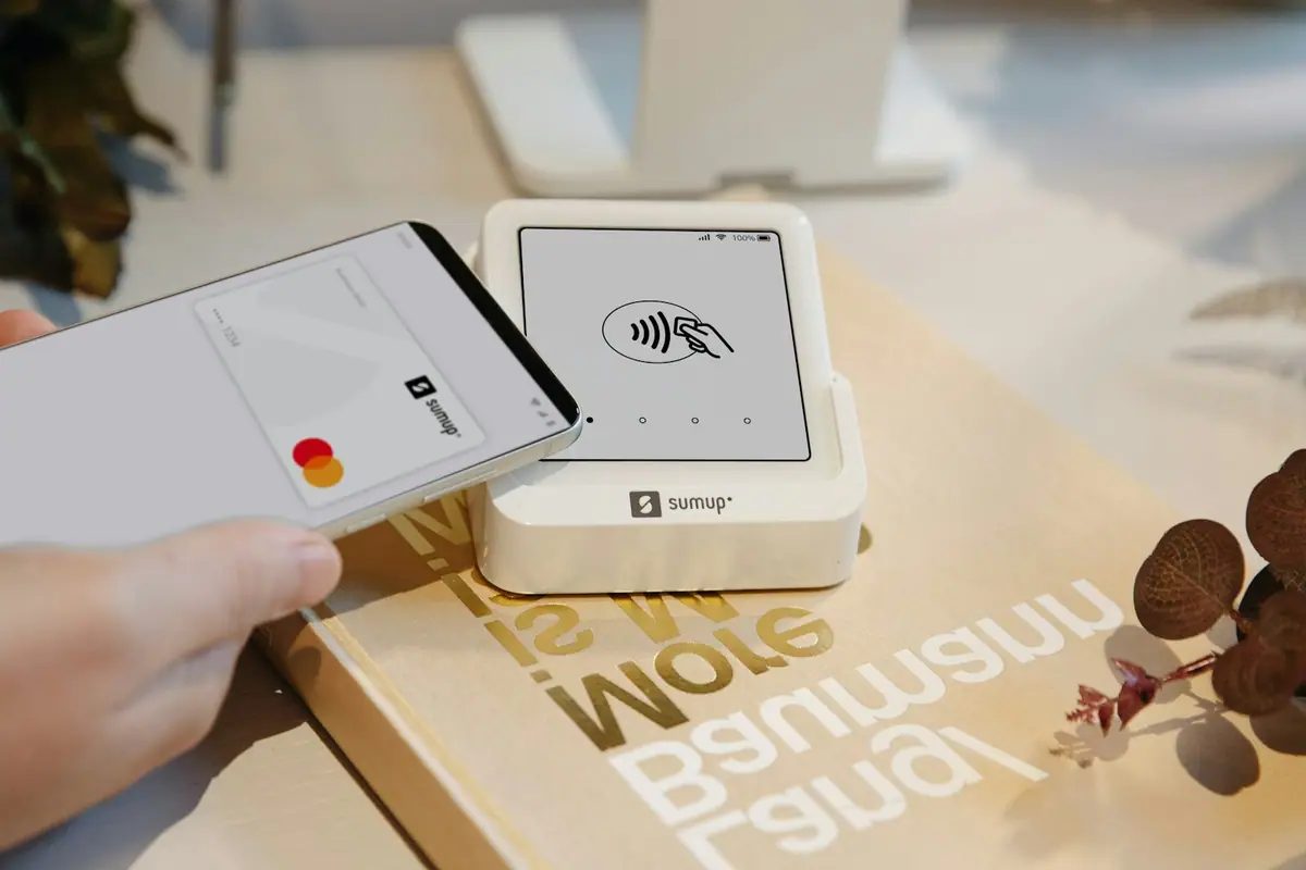 Smartphone für kontaktlose Zahlung an einer Kasse