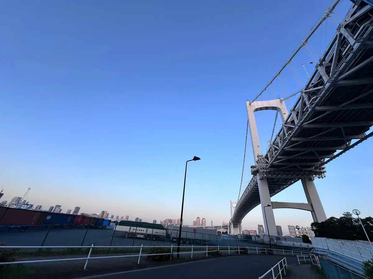 সন্ধ্যায় Rainbow Bridge-এর নিচ দিয়ে যাওয়া রাস্তা