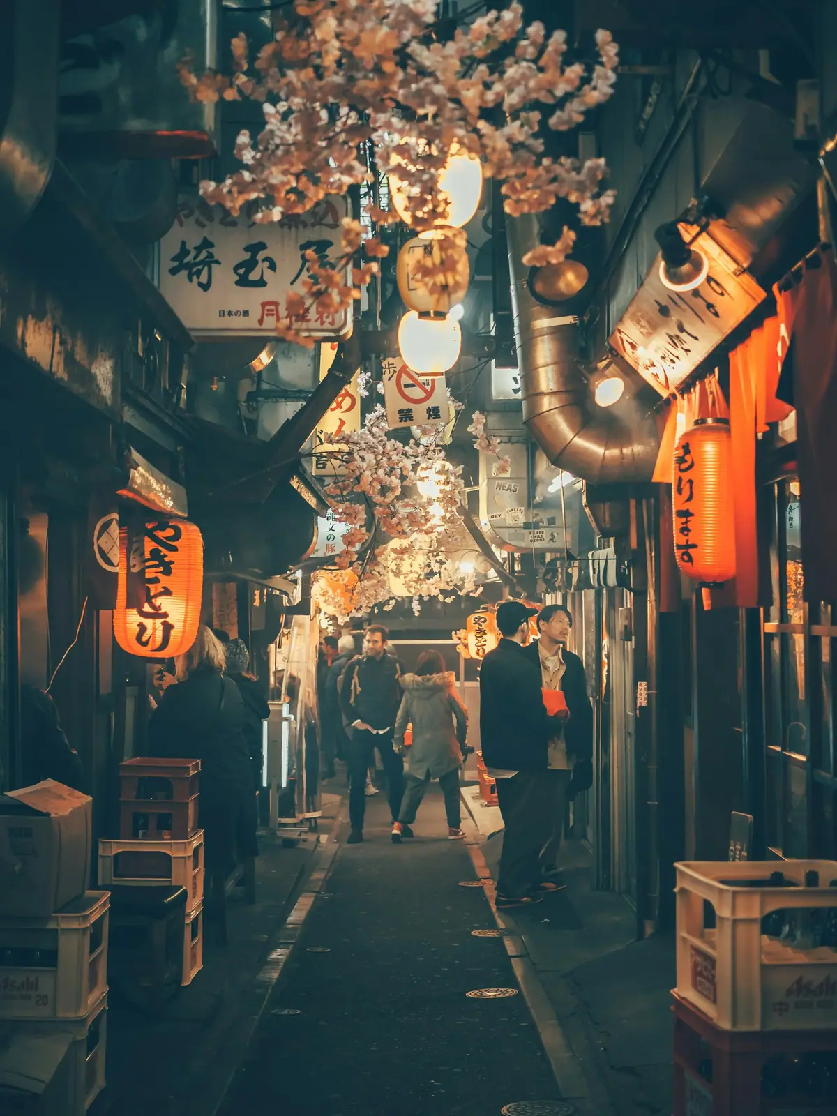 Przytulna lada izakaya z ciepłym oświetleniem