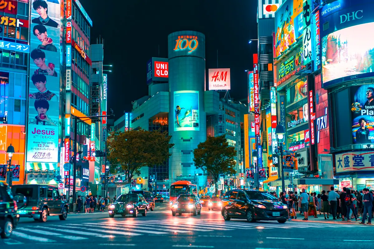 Dòng người qua lại tại ngã tư Shibuya Scramble Crossing ở Tokyo