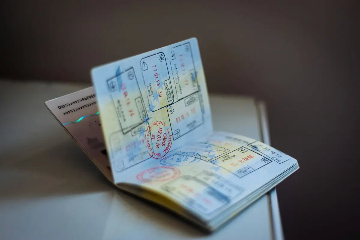 Hộ chiếu và giấy tờ đi lại trên bàn