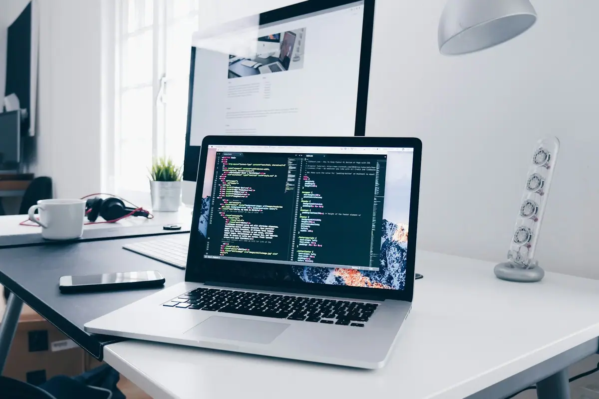 Không gian làm việc của lập trình viên với mã nguồn trên màn hình laptop