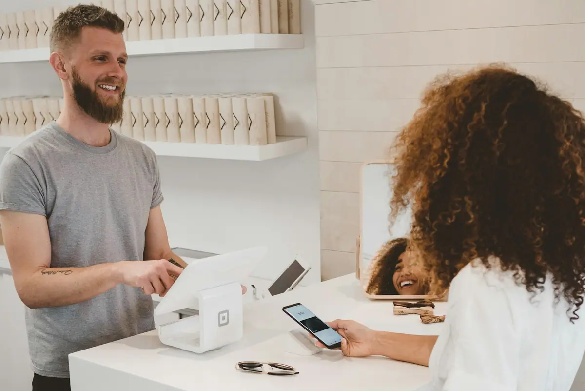 Contactless ငွေပေးချေရန် smartphone ကို ကိုင်ထားသူ