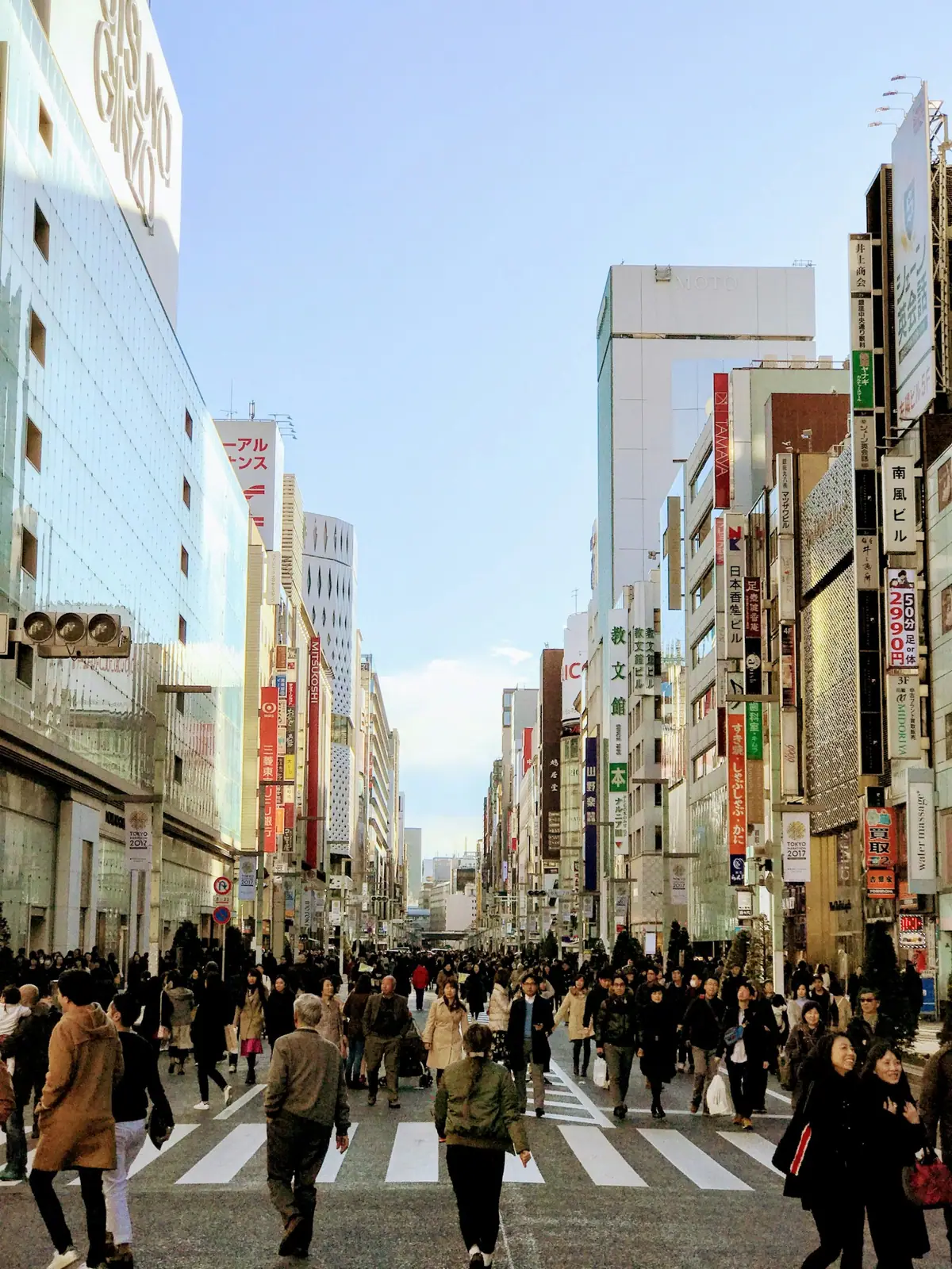 Oameni mergând prin un cartier rezidențial din cele 23 de sectoare ale Tokyo