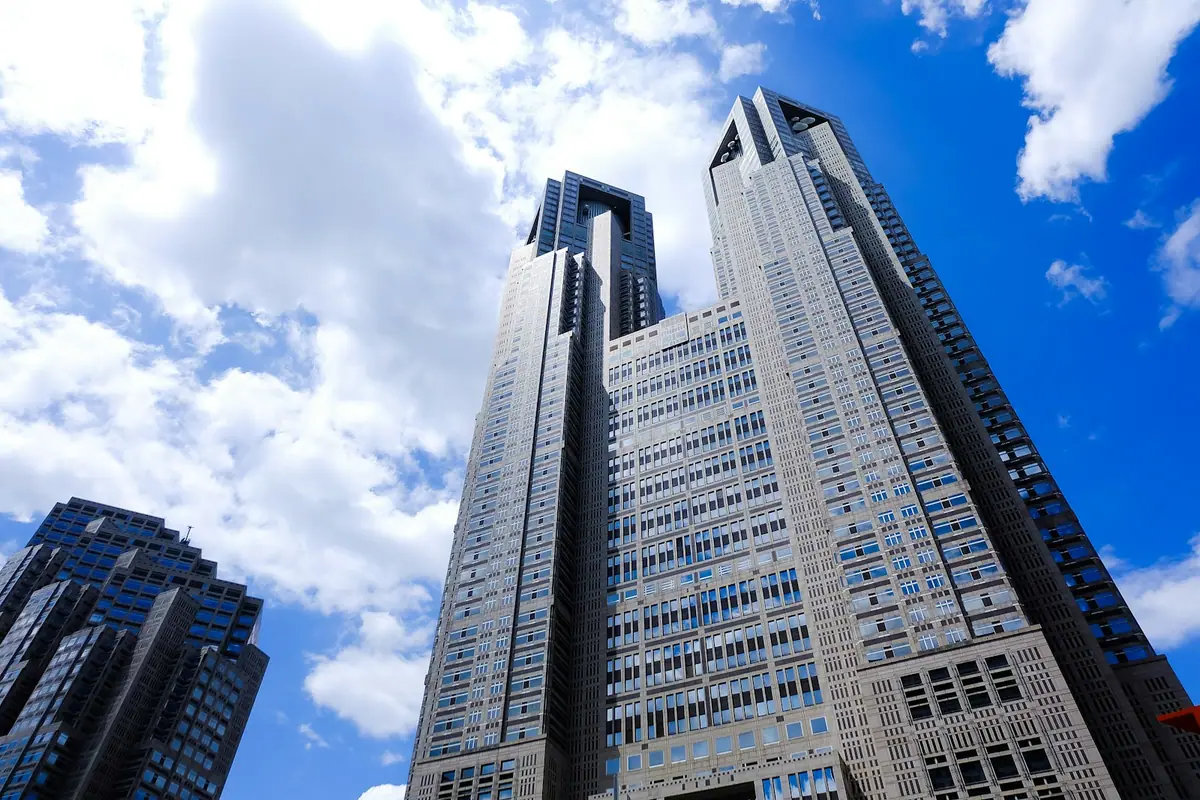 Clădirea Guvernului Metropolitan Tokyo din Shinjuku (新宿), centrul administrativ pentru serviciile la nivel de metropolă ale Tokyo
